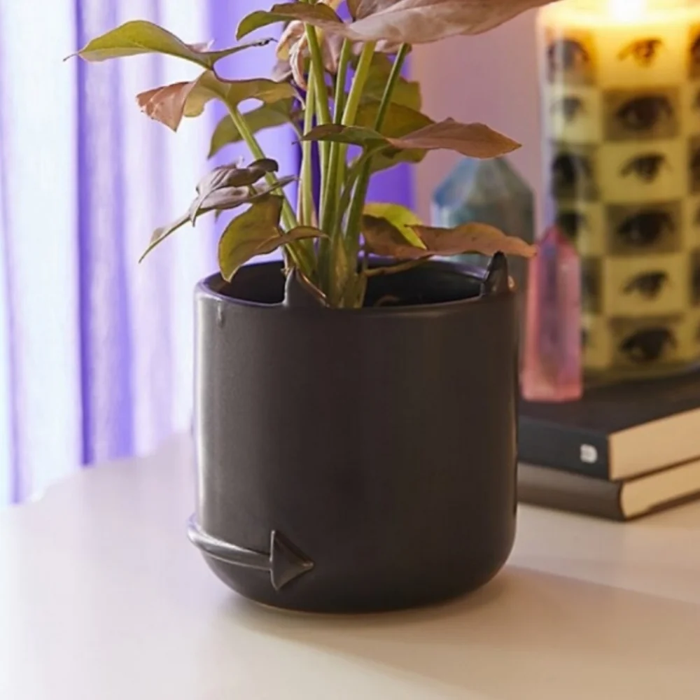 Urban Outfitters Minimalist Horned Mini Planter in Matte Black BNIB!